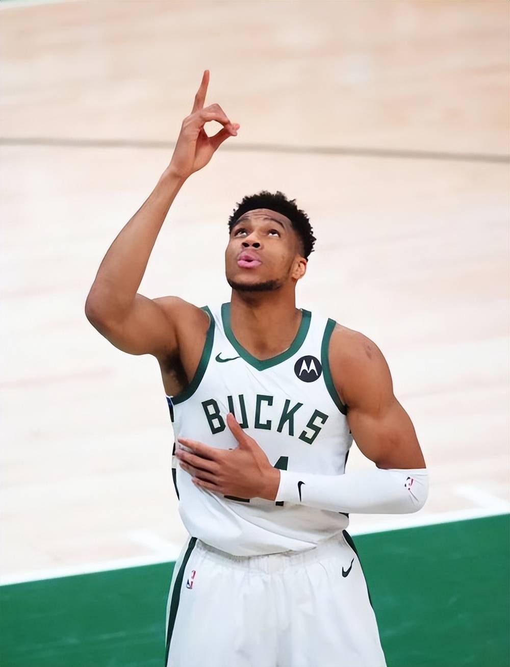 华子关键时刻进球后拉约基奇 喷裁判两T被驱逐不忘给小球迷签名（华子关键球后，拉约基奇怒喷裁判连吃两T遭驱逐，离场不忘为小球迷签名）