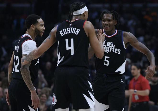 直接打爆了开拓者防线！活塞内线新星的统治力真是相当惊人？（活塞内线新星强势碾压开拓者防线，统治力爆表）