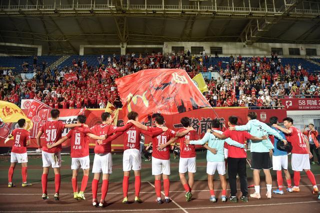 依然美凌格，樊振东夺冠后上演姆巴佩同款庆祝动作（樊振东夺冠后致敬姆巴佩，复刻标志性庆祝动作）