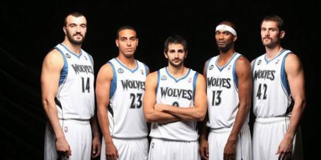 字母哥为核心，雄鹿球队升级之路：侧翼补强是关键（围绕字母哥打造雄鹿升级蓝图：侧翼补强是关键）