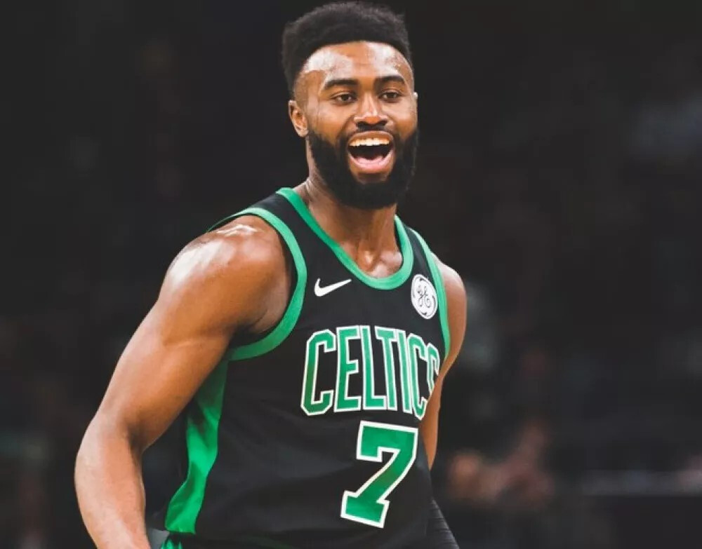 亲和力拉满！杜兰特赛前给中国球迷签名 球迷：我们从中国来看你（杜兰特亲和力爆棚！赛前为中国球迷签名，粉丝直言：我们从中国专程来）