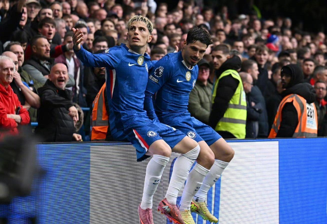 足球国足球迷自发组织万人方阵助威（国足球迷自发组建万人方阵为球队助威）