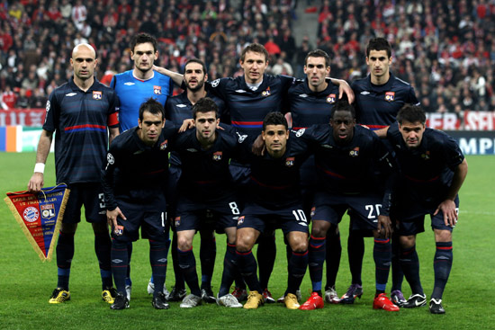 科克获赠马竞700场里程碑纪念球衣，并与全队合影留念（科克获马竞700场里程碑纪念战袍，全队合影致敬）