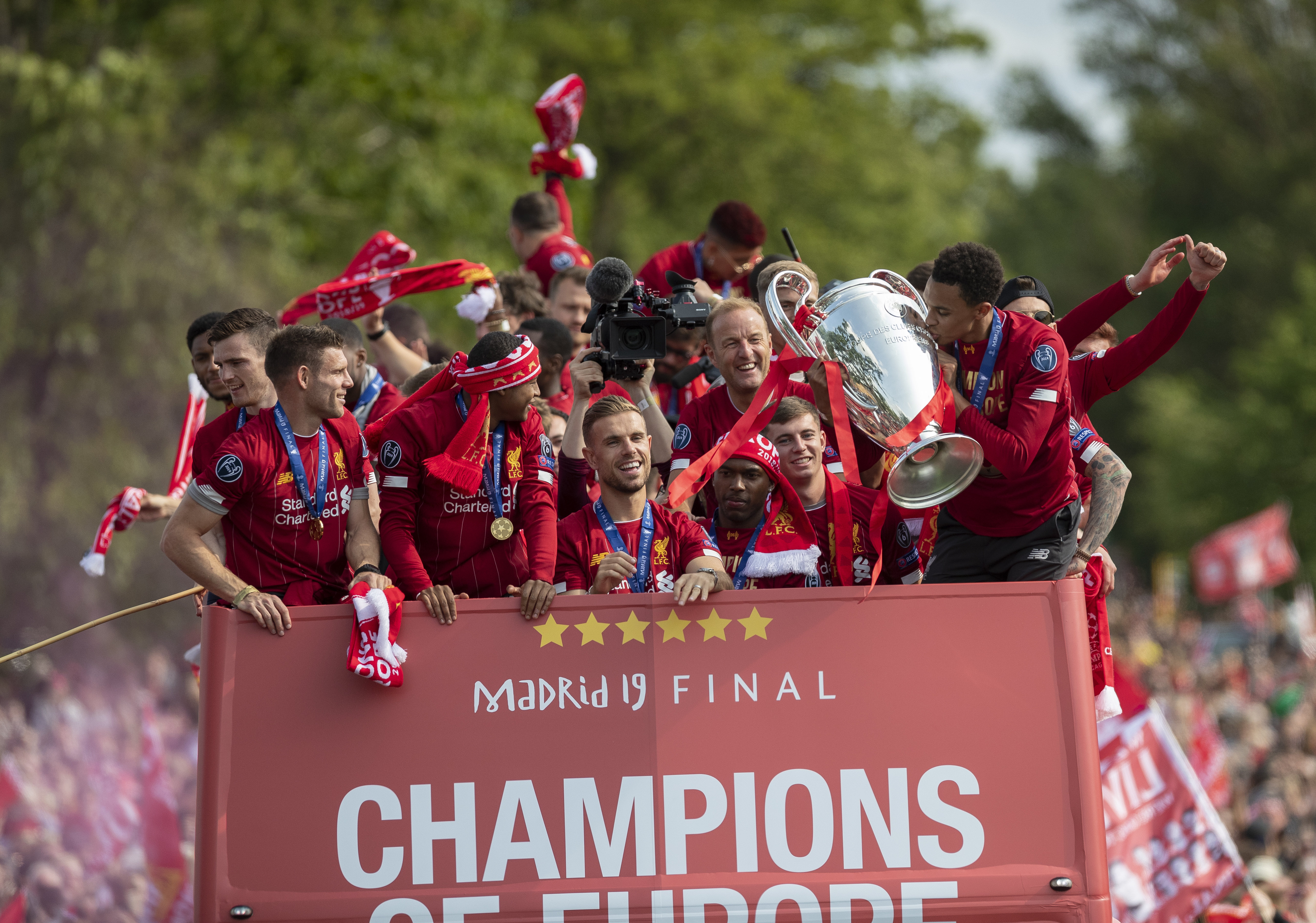 斯帕莱蒂与孔蒂的意甲逆转：那不勒斯击败尤文图斯，迎接新时代（那不勒斯逆袭尤文：斯帕莱蒂与孔蒂引领意甲新纪元）