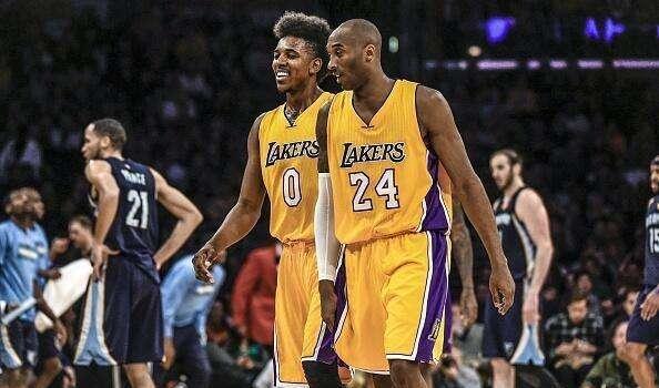 如何提升足球场上的无球跑动？（球场无球跑动提升指南）