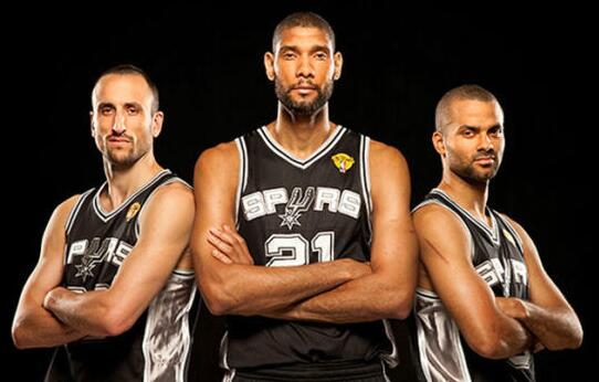 世界杯震撼一幕：孙颖莎让分全场掌声，赛场对手忍不住竖大拇指（世界杯名场面：孙颖莎主动让分赢得满场掌声，对手当场竖起大拇指）