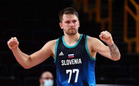 上港队客场对阵柔佛，面临阵容不整、实力不足的挑战，目标为平局。（上港客战柔佛：阵容不整、实力处下风，以保平为先）