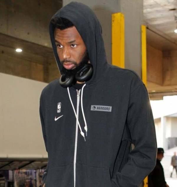 辕门射戟！文班追身三分正中靶心 帮助球队扩大领先（神准如弩！文班追击三分一箭穿心 助球队扩大领先）