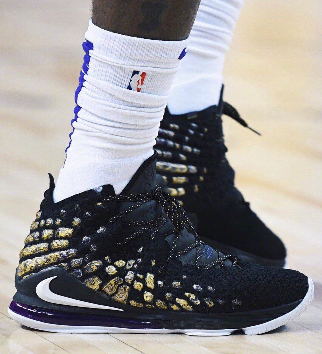 先发制人！萨林杰飙中压哨三分 打满首节8中6拿到14分4板（先声夺人！萨林杰命中压哨三分 首节打满8投6中砍下14分4板）