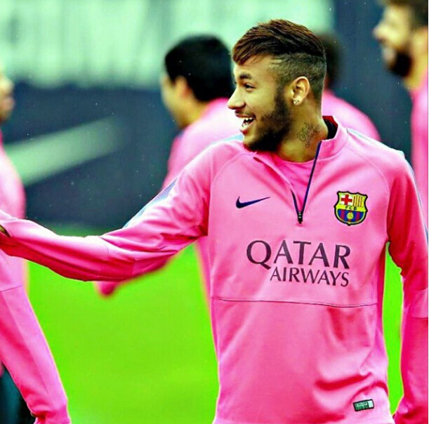 正随巴西在枪手基地训练，维尼修斯与多名阿森纳青训球员合影（随巴西队在阿森纳基地训练，维尼修斯与多名枪手青训球员合影）