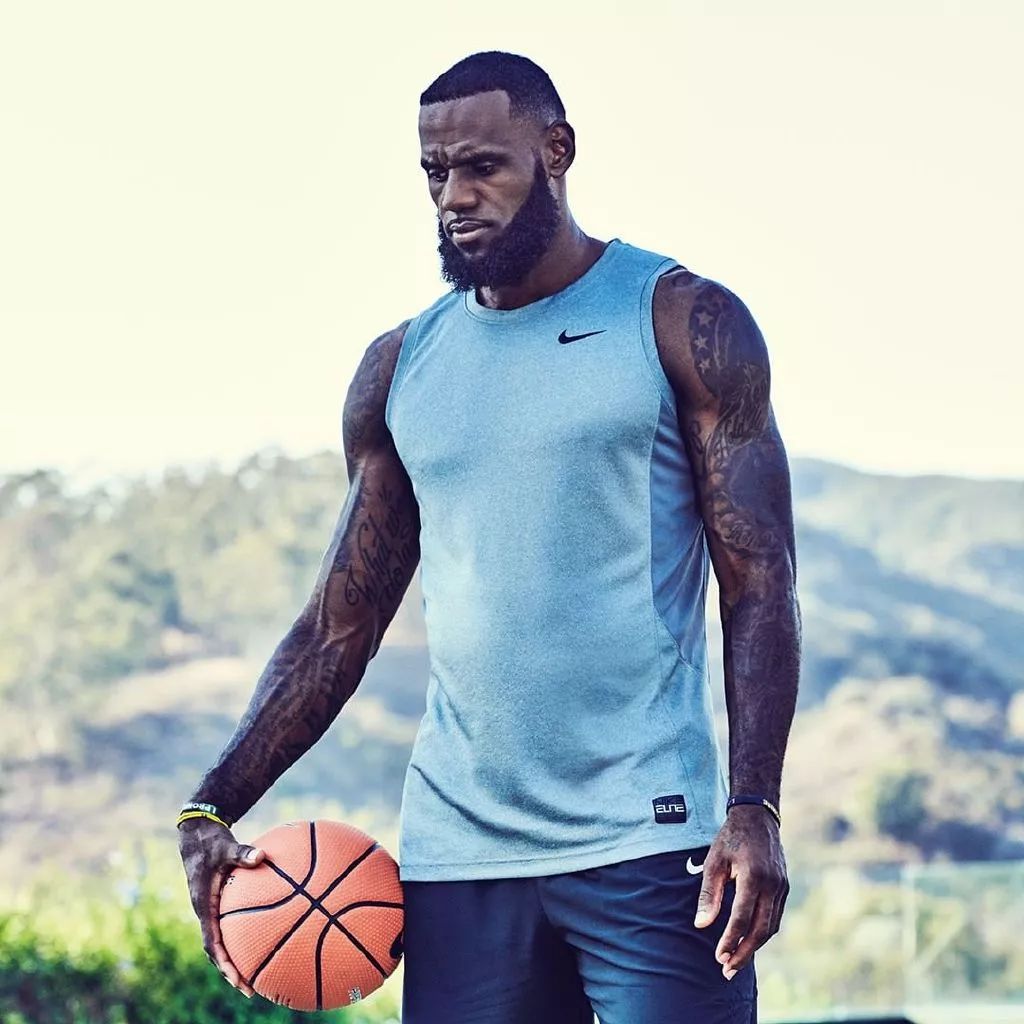 共和报：米兰正考虑冬窗签回41岁的蒂亚戈-席尔瓦（共和报：米兰有意在冬窗迎回41岁蒂亚戈-席尔瓦）