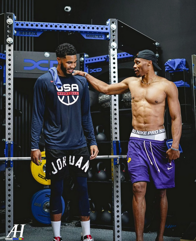 萨利巴：海因策帮了我们很多，他与我们的交流非常多（萨利巴：海因策对我们帮助很大，与我们沟通交流非常频繁）