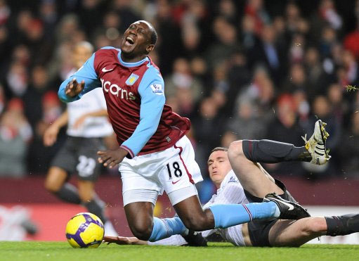 詹姆斯篮板抢断关键时刻锁定胜局（关键时刻，詹姆斯以篮板与抢断锁定胜局）