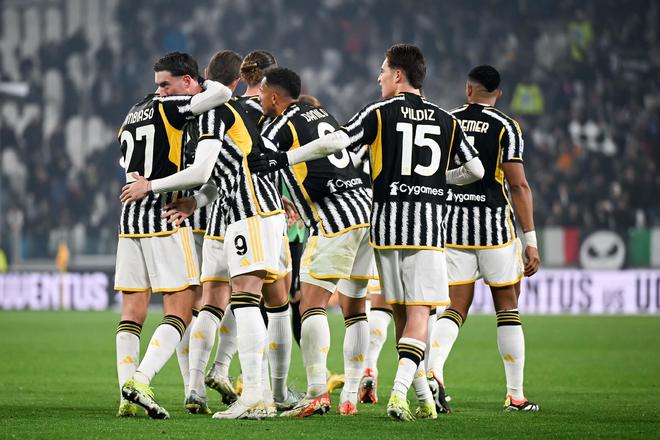 随着AC米兰3-2大逆转，意甲最新积分榜出炉：榜首易主+前三重洗牌（AC米兰3-2逆转取胜，意甲积分榜刷新：榜首易位，前三格局重组）