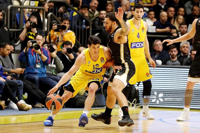 邮报：明年世界杯上下半场中段设强制补水时间，每次三分钟（《邮报》：明年世界杯将在上下半场中段增设3分钟强制补水暂停）