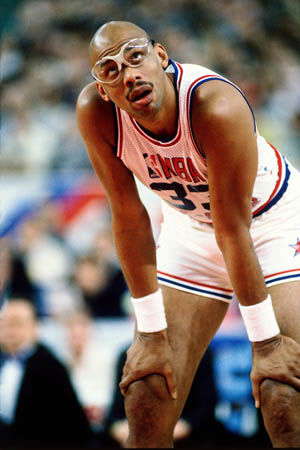 左手小拇指碰到！克拉克碰球出界 森林狼挑战失败（回放证实克拉克左手小拇指先碰球出界，森林狼挑战未果）