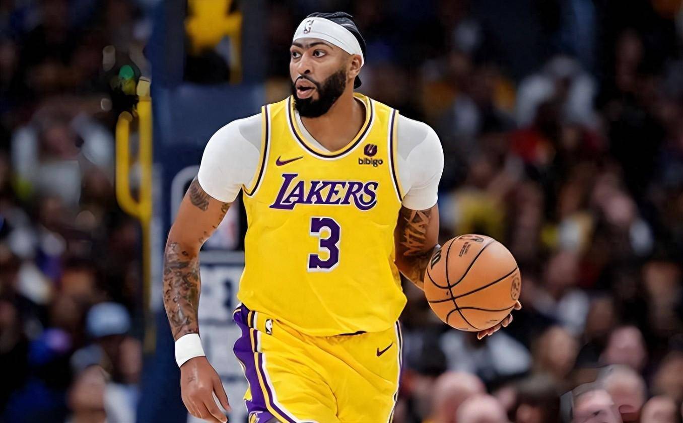 徐杰半场表现惊艳，得分与助攻兼备（徐杰半场大放异彩，攻传俱佳）