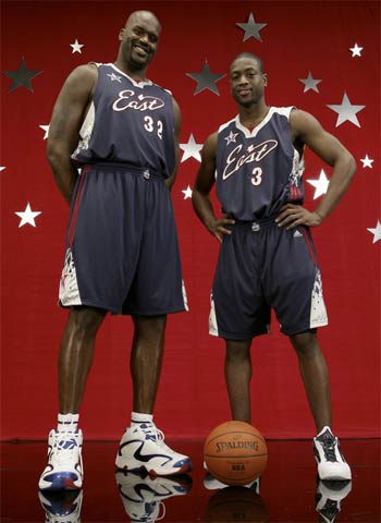 这一幕太逗！詹姆斯打脸奥科吉 随后一脸不好意思拍了拍后者屁股（尴尬又好笑！詹姆斯误打奥科吉面部后还拍了拍对方屁股）