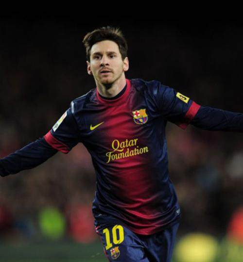 梅西出席梅西杯开幕活动，并与现场小球员们互动（梅西亮相梅西杯开幕式，与现场小球员亲切互动）