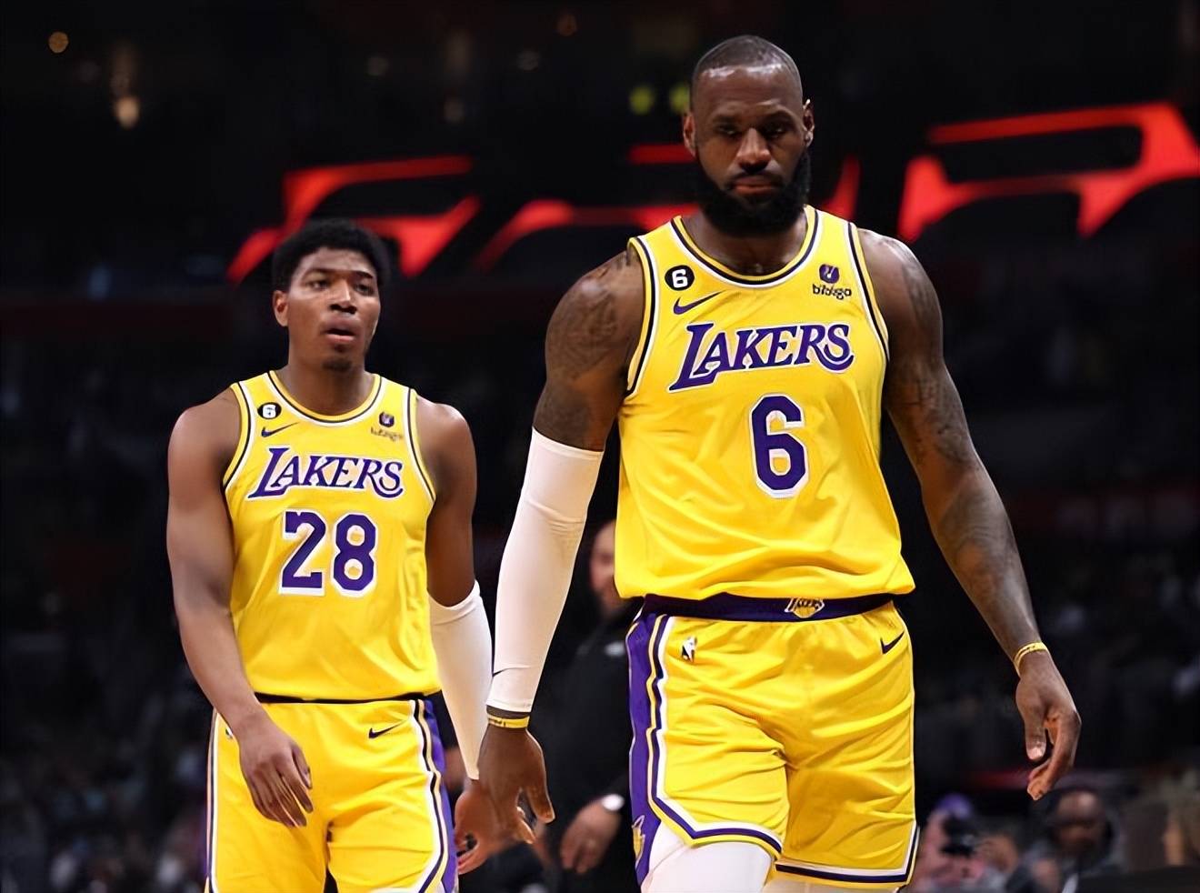 状态太差！霍福德&波杰姆斯基合计16中3，外线12中1（手感低迷！霍福德与波杰姆斯基合计16投3中，三分12投仅1中）