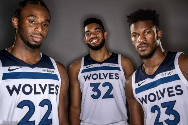 那不勒斯官方：洛博特卡在意杯赛前热身时左腿后胫肌拉伤（那不勒斯官方通报：洛博特卡在意杯赛前热身时左腿后胫肌拉伤）