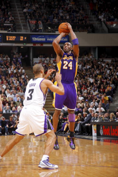 致敬科比：库里圣诞节上脚科比穿过的锐步经典球鞋“黄脚趾”（库里圣诞夜致敬科比：穿上科比曾上脚的锐步经典款“黄脚趾”）