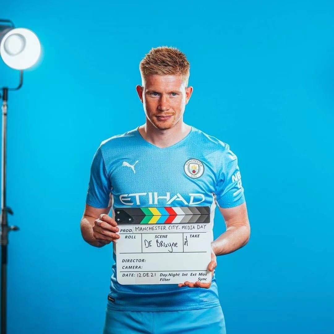 科贝记者：法兰克福球迷往巴萨球迷区投掷杂物甚至发射焰火（科贝记者：法兰克福球迷在巴萨球迷区投掷杂物并施放焰火）