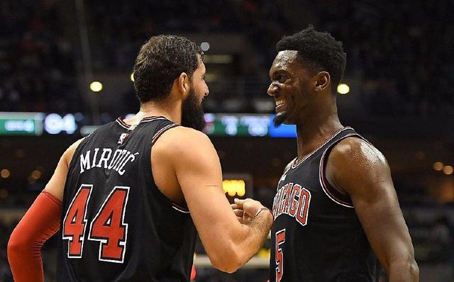 北大高才生+烧烤店老板+渝超球员=36岁的他（36岁，他既是北大学霸、烧烤店老板，也是渝超球员）