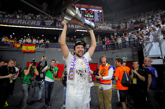 今日21中14砍33分9板9助 弗拉格谈圣诞愿望清单：想赢更多的比赛（21投14中砍33分9板9助，弗拉格谈圣诞心愿：希望赢下更多比赛）